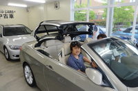 BMWアプルーブドカー・センターにて、「BMW 335iカブリオレ」のルーフを確認中の筆者。