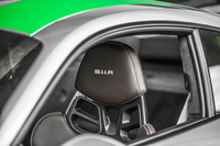 カーボン製のフルバケットシート。ヘッドレストには車名のロゴが入れられる。