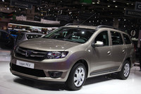 会場で発表された新型「ダチア・ロガンMCV」。かつてローコストカーとして誕生したロガンとて、もはやぶつけるには惜しい美しきバンパーが装着されている。