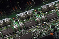 
	ハイサンプリングコンバーターの回路。人間が聞こえる音域は、20kHzまでといわれているが、それ以上の音に音場の空気感などを伝える「倍音」が含まれるという。
	このコンバーターは、CDのサンプリング周波数44.1kHzの音（20kHzが上限）を、96kHzにサンプリングして情報量を増やすためのもの。
	 