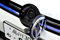 充電ポートはフロントのVWエンブレムの下に隠れている。