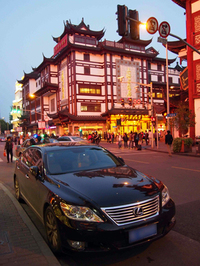 上海・豫園（よえん）にて。「レクサスLS」。