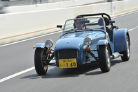 軽量コンパクトな設計により、「セブン160」は0-100km/h加速6.9秒、最高速160km/hという動力性能を実現している。