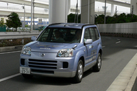 日産自動車の「X-TRAIL FCV」。サブバッテリーを持つ燃料電池車で、坂道での加速も充分だった。燃料電池車はモーターで走るためトランスミッションを持たない。設計の自由度も高いという。