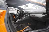 インテリアには、軽量、柔軟かつ耐久性にすぐれた「カーボンスキン」と呼ばれる新素材が用いられている。
    