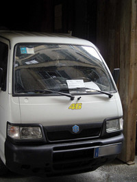 慎ましく「46」が貼られた左官屋さんのトラック。