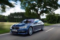 「B7ビターボ」の0-100km/h加速は4.2秒。巡航最高速度は330km/hに達する。（写真＝アルピナ）