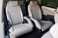 正面から見た2列目シート。固定式のアームレストも特徴の一つだ。