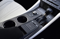 カーナビやインフォテインメントなどの操作デバイスとして、タッチパネル式の「リモートタッチ」（写真手前）が与えられる。シフトレバーの左側に見えるのは、走行モードの選択スイッチ。