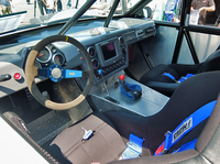 まさにレーシングカーといった作りのインテリア。ご覧のとおり、左ハンドル仕様だ。
    