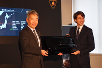 アンドレア・バルディ氏（写真右）から、正規販売店だけに飾られるオブジェを受け取る、タジマモーターコーポレーションの石村 信取締役副社長（同左）。都合により欠席した同社の田嶋伸博代表取締役会長兼社長／CEOに代わって、あいさつを述べた。