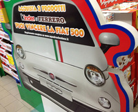 「チョコレートを食べて『フィアット500』を当てよう」というキャンペーンの、店頭用ポップ。