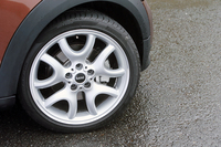 
    テスト車はオプションの19インチホイールと225/40R19サイズのタイヤを装着。
    