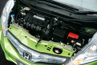 エンジンルームには、「インサイト」と同じパワーユニットが収まる。