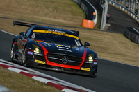 GT300クラスで総合優勝を手にした、No.11 GAINER DIXCEL SLS。
    