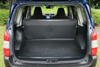 ラゲッジルームの積載能力は、荷室長×荷室幅×荷室高＝1810×1420×935mm、最大積載重量＝400kg（いずれも2名乗車時）と、「プロボックス」の仕様に統一されており、改良前の「サクシード」と比べると、荷室長と最大積載重量が若干ダウンしている。（写真をクリックすると、シートの倒れる様子が見られます）
    