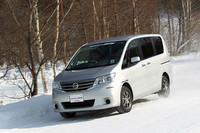 圧雪路で「ウィンタートランパスMK4α」を試す。タイヤが路面をしっかり捉える感触がステアリングから伝わってくる。