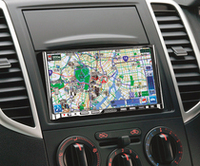 このように逆チルトするのもケンウッドならでは。ダッシュボードのスラント角が大きいクルマでも画面が見やすい。
