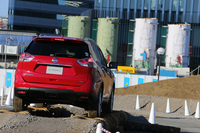 4WDシステムはこれまでと共通。通常は前後軸間の駆動力配分を100：0～50：50の間で自動制御しているが、50：50でロックしたり、後軸への駆動力をカットしてFF車として走らせたりもできる。
    