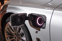 給電口は、左フロントフェンダー部分にレイアウトされている。