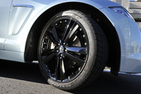 試乗車には、オプションの20インチ“Black Kalimnos”アロイホイールが装着されていた。