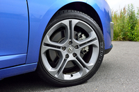 装着されるタイヤのサイズは225/40ZR18。