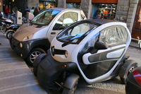 「ルノー・トゥイジー」（写真手前）のような主要メーカー製から、「マラネッロ」と称する中小企業製（同奥）まで、イタリアの街にはさまざまなEVがあふれる。
