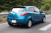 高速道路をゆく。新グレードだけに備わるLEDのストップランプもまた、消費電力の小ささから燃費に貢献するという。