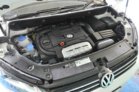 ターボとスーパーチャージャー、ふたつの過給機を備える1.4リッターユニットは、先代モデルから継承。10・15モードの燃費値は3％アップの14.6km/リッターになった。