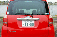 セカンドシートはワンタッチで、背もたれが前に倒れ、座面と一体になったシートが床に収納される。写真をクリックすると、シートアレンジが見られます。