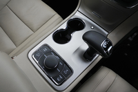 トランスミッションは、これまでの5段ATから、3段増しの8段ATに。シフトノブの形状も、オーソドックスなスティック型から、飛行機のスラストレバーを思わせる形状に変更された。
    