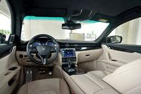 インストゥルメントパネル中央には「マセラティ・タッチコントロールシステム」と呼ばれるディスプレイが装備される。