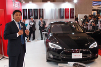 プレスカンファレンスの様子。写真左は、今回の出展について説明する、テスラモーターズのケビン・ユー氏。