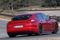 リアスポイラーは速度が90km/hに達すると上昇し、センターで左右に分割される。