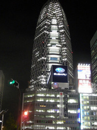 新宿のスバルビル（手前）は2011年に小田急へ売却される。ボクにとって、この屋上ネオンは今宵（こよい）限りなのか？