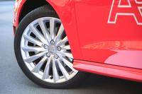 サスペンションの仕様は、標準車でも「S lineスポーツパッケージ」でも同じ。タイヤサイズは、前者が225/45R17、後者が225/40R18となる。