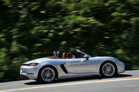 
	6MT仕様の「718ボクスター」が0-100km/h加速に要する時間は5.1秒。最高速度は275km/hと公表される。
	