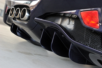 リアエンドのディフューザー。ほかのボディーパネルと同様、「BLU SCOZIA（スコットランドの青）」と呼ばれるカラーで塗装される。