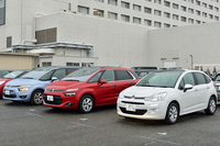 試乗会場に並んだシトロエンの試乗車。手前から「C3」「C4ピカソ」「グランドC4ピカソ」。
    