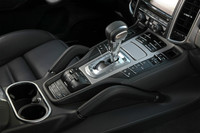 トランスミッションはエンジンオートスタート／ストップ機構に対応した「ティプトロニックS」8段ATを採用。