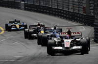 ホンダのルーベンス・バリケロ（写真手前）は予選5位から5位を走行。ペースがあがらず、トップ4の先行を許し、背後の集団には“フタ”となってしまった。ウェバー、ライコネンのリタイアにも助けられ3位表彰台圏内に入るも、63周目にピットレーンの速度違反でドライブスルーペナルティを科され、結果、今季最高位ながら4位完走となった。チームメイトのジェンソン・バトンは、予選13位から冴えないラップを重ね、11位でゴールした。（写真＝Honda）