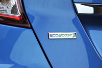 リアハッチには「EcoBoost」のバッジが誇らしげに輝く。
    