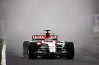 【写真上】BSウェットタイヤを履いて最速タイムを叩き出したミハエル・シューマッハーのフェラーリ。【写真下】母国で期待がかかる佐藤琢磨は、1回目ノータイム、2回目8位という結果だった。