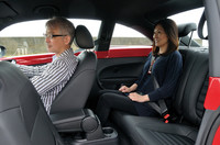 後席の様子。後ろに延長されたルーフ形状により室内高は10mm拡大されている。身長162cmの編集部員が座っても、窮屈さは感じない。