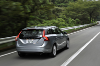 リアまわりでは、バンパー下部のデザインを変更。上級グレードの「V60 T6 AWD」には、バンパー埋め込み型のデュアルクロムテールパイプを採用した。（写真は「T4 SE」）
    