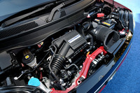 エンジンは、ターボ（写真）と自然吸気の二本立て。いずれも「N BOX」のパワーユニットをベースに、冷却効率の向上や摩擦抵抗の低減などが図られている。