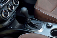 
	FF車の「500Xポップスター／500Xポップスタープラス」には、デュアルクラッチ式の6段ATが搭載される。4WDモデルの「500Xクロスプラス」のみ、9段ATとなる。
	