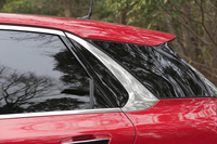 「C4ピカソ」のサイドビューの特徴となっている、メッキ調のCピラーの加飾。
    