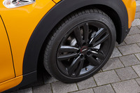 タイヤサイズは205/45R17。ブラックで塗装されたダブル5スポークのアルミホイールと組み合わされる。