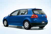 ゴルフのラインナップは、3.2リッターV6の「R32」（250ps/32.6kgm）、2リッターT-FSIの「GTI」（200ps/28.6kgm）、1.4リッターのツインチャージャーは出力違いで「GT TSI」（170ps/24.5kgm）、「TSIコンフォートライン」（140ps/22.4kgm）の4グレードに、今回導入された1.4リッターシングルチャージャーの「TSIトレンドライン」（122ps/20.4kgm）を加え、全5グレードとなる。